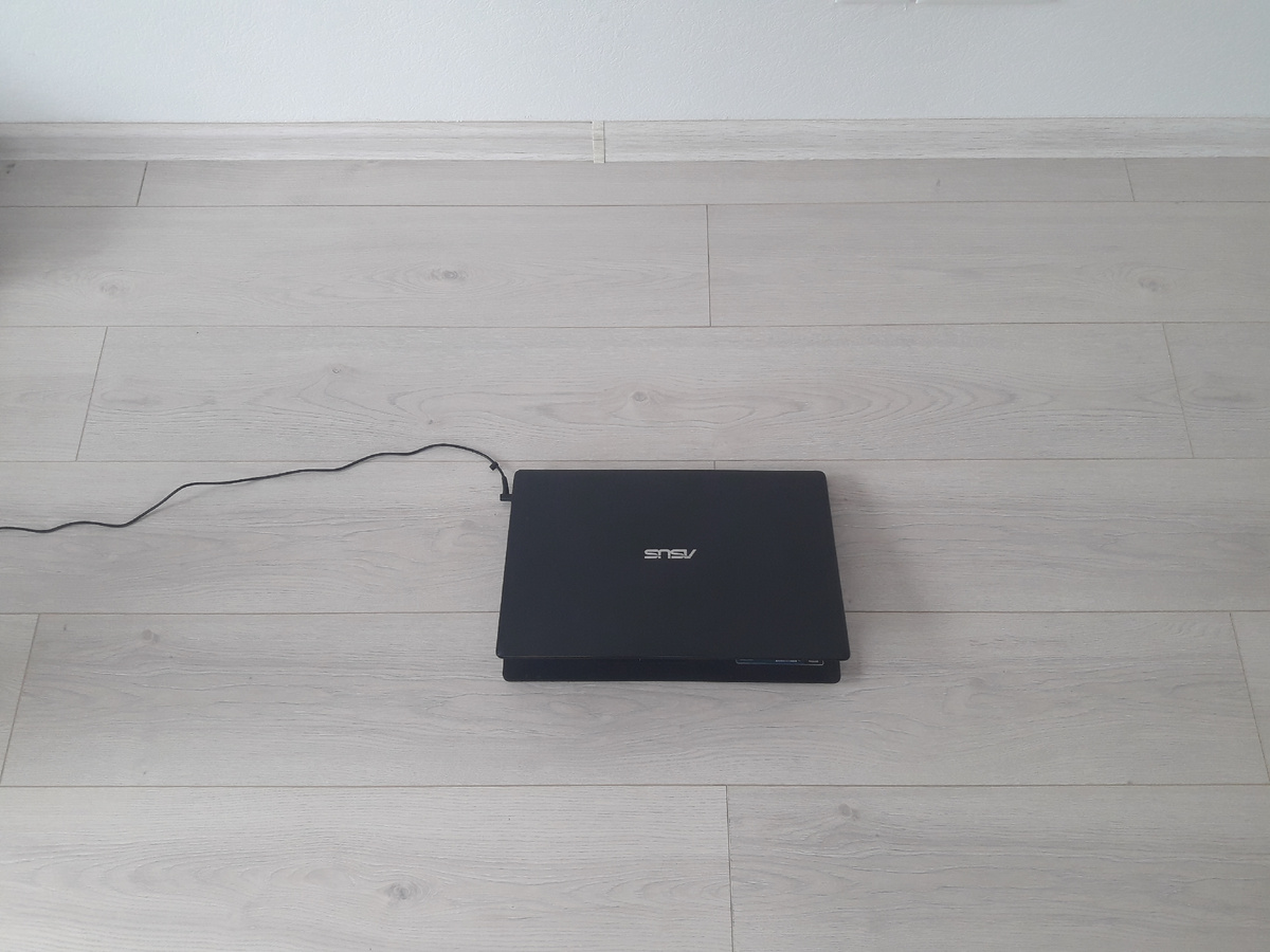 Рабочее место минималиста.