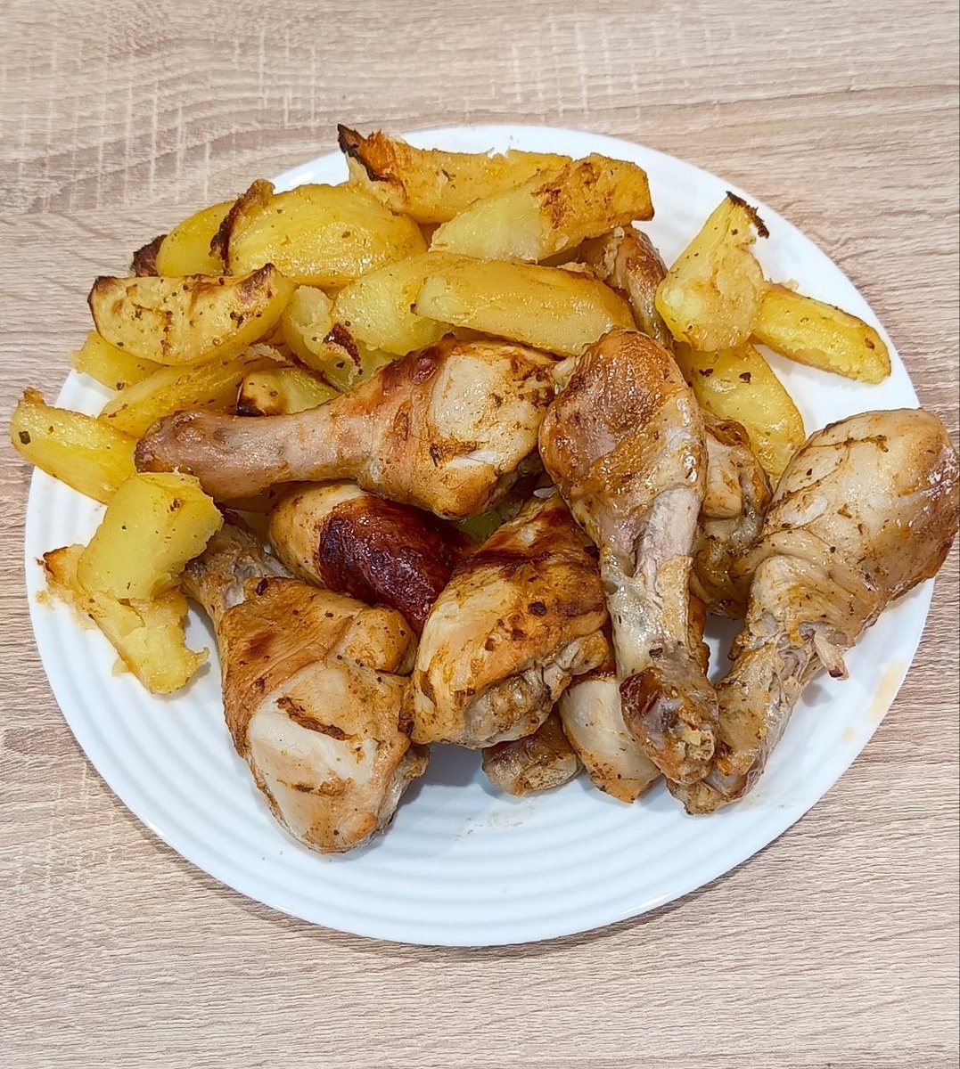 Куриные голени с картошкой «Всё в одном противне»