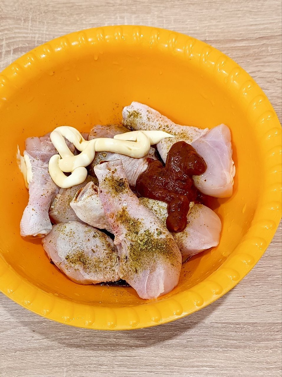 "Смешиваем кетчуп, майонез и специи – маринад готов за 1 минуту! Обмазываем голени и оставляем."