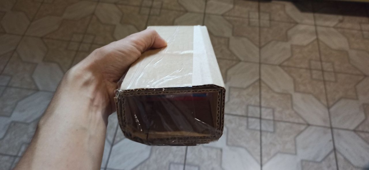 Картонка толстая, и сама пачка внутри в доп. целовановом пакете