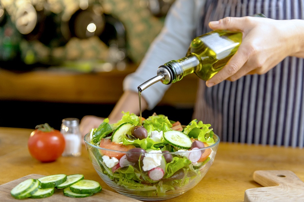    Чаще всего соусами в быстрых салатах выступают майонез или масло. / Фото: iStock