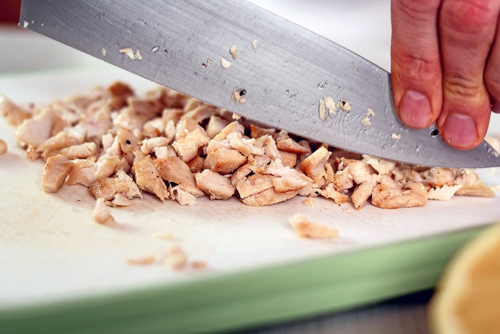    Хороший нож ускорит процесс и улучшит качество нарезки салата. / Фото: iStock