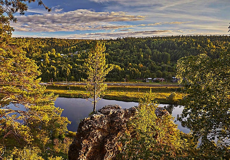Урал. Горы. Фотография подверглась обработке, цветопередачи изменена. Июнь 2025 года. 