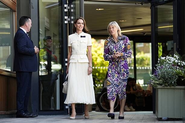 Британская принцесса Кэтрин, принцесса Уэльская (слева), беседует с председателем правления Всеанглийского клуба лаун-тенниса и крокета Деборой Джеванс по прибытии на финальный матч женского одиночного разряда в тринадцатый день Уимблдонского турнира 2025 года. Фото Jordan Pettitt / POOL / AFP