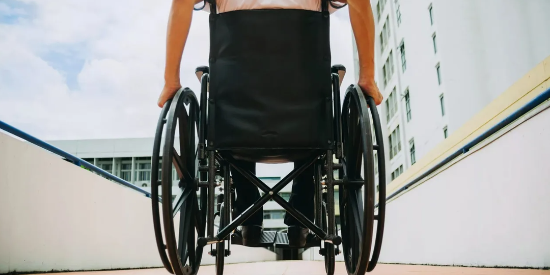 Какие льготы и выплаты положены инвалидам в 2025 году: размеры, условия и законы