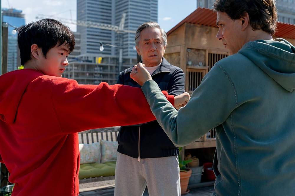 Кадр из фильма «Karate Kid: Legends». Режиссер: Джонатан Энтвистл. Производство: Columbia Pictures Corporation, Jerry Weintraub Productions, Ontario Creates, Québec Production Services Tax Credit, Quebec Film and Television Tax Credit, Sony Pictures Releasing, Sunswept Entertainment, The Government of Canada Income Tax Credit Program