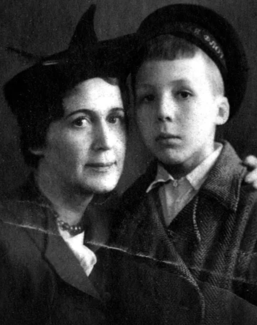 Андрей Битов в детстве с матерью Ольгой Кедровой после войны.