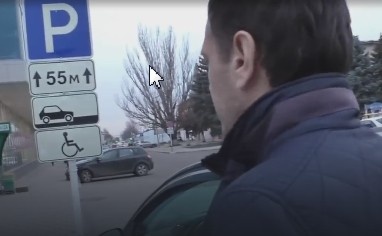 Некие дорожные знаки, которые скорее всего неплохо кормили людей пока не пришел Алексей Шамардин и… всё закрутилось. Кстати, человек на фото так и не был нами опознан. Наверное, потому, что мы сделали его скриншот со спины. 