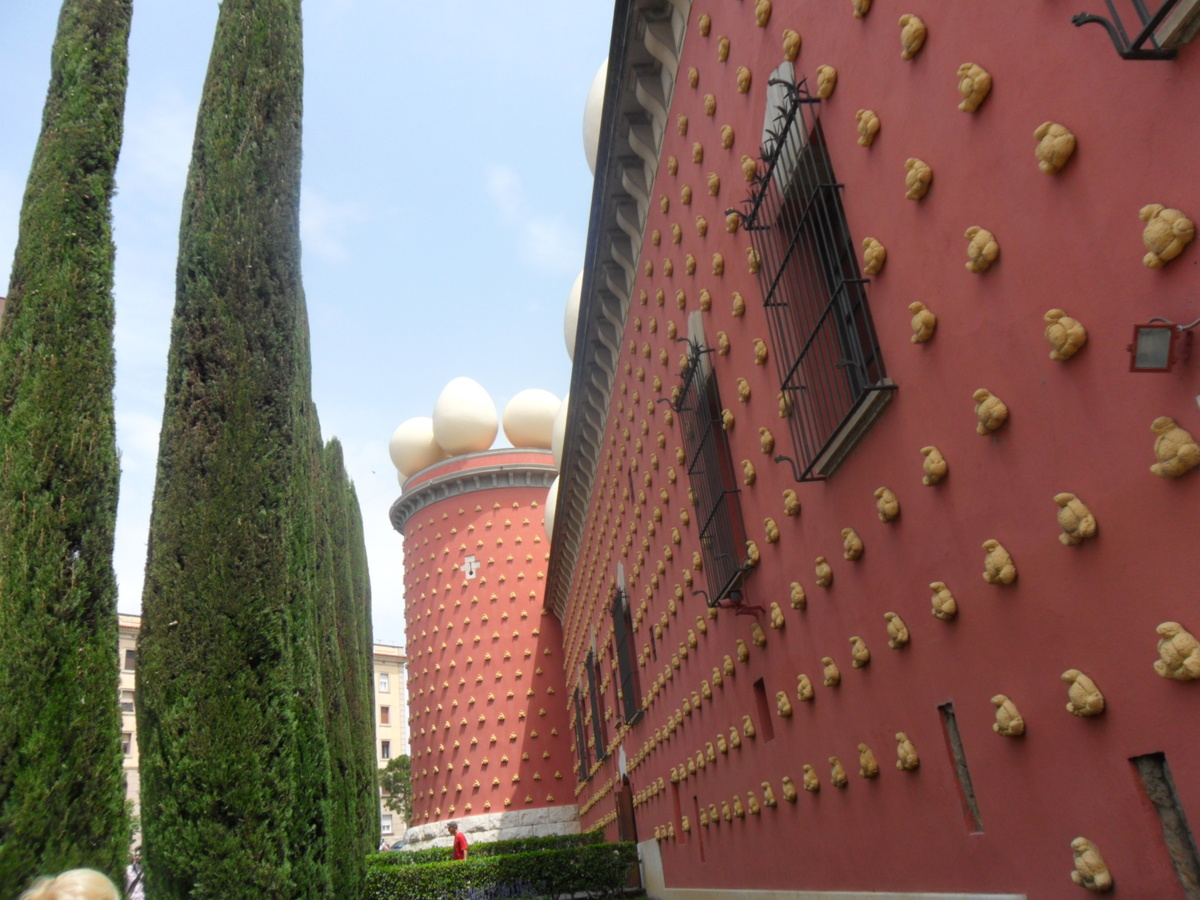 Театр-музей Сальвадора Дали. Задний фасад