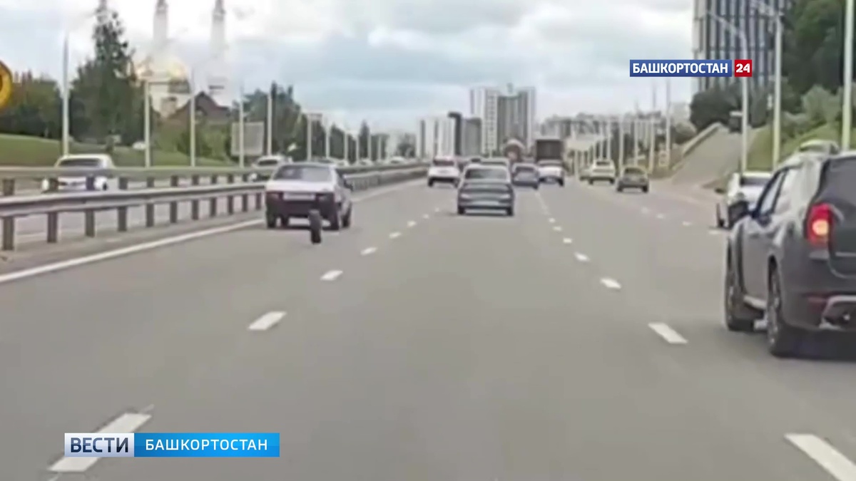    В Уфе на проспекте Салавата Юлаева во время движения у автомобиля внезапно оторвалось колесо