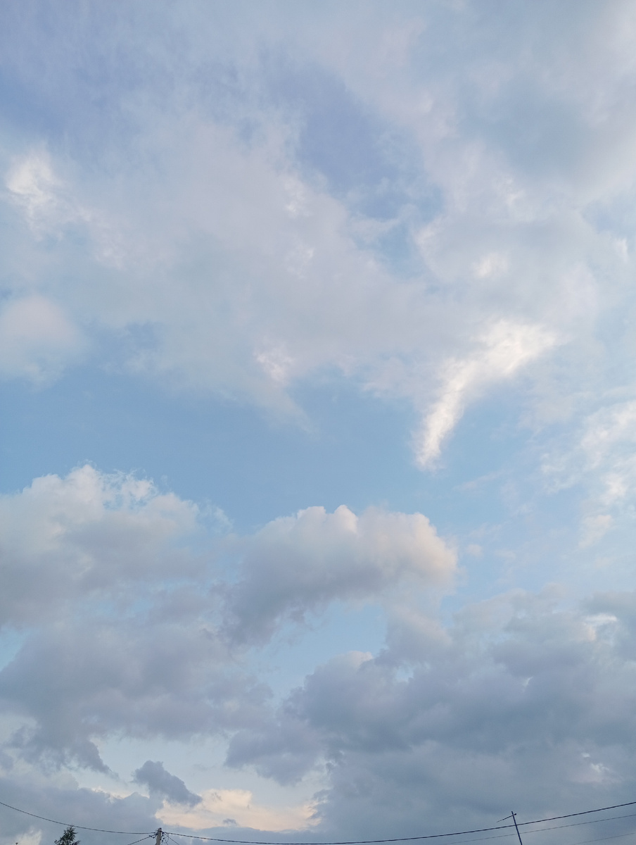 Снова начала фотографировать небо. Успокаивает. 