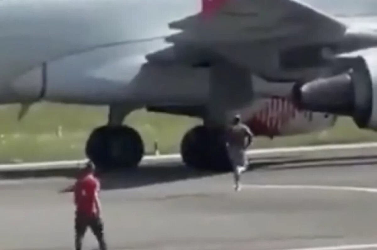    Появились кадры из аэропорта, где мужчину затянуло в двигатель самолета