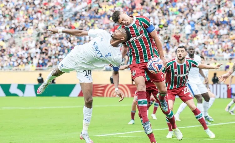    Тиагу Силва (справа) в борьбе за мяч. Источник фото: Getty Images
