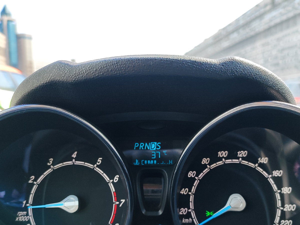 Минутой раньше было «прохладно» — 37 градусов всего