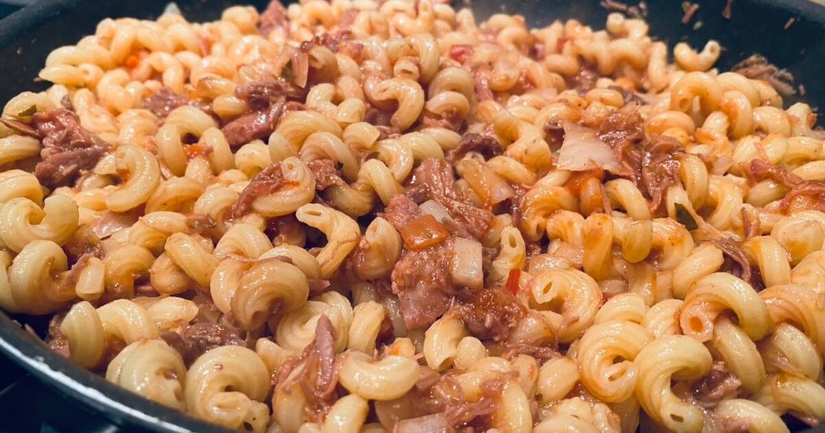 Поджаренные макароны с подливой из тушенки и кетчупом. 