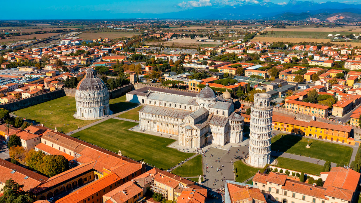 Вид на Соборную площадь Пьяцца деи Мираколи в Пизе. Баптистерий (строился 1152—1363), Пизанский собор (строился 1063—1092), Пизанская башня (строительство башни велось в 3 этапа, начиная с 9 августа 1173 года, и с двумя длинными перерывами продолжалось почти 200 лет, до 1360 года).