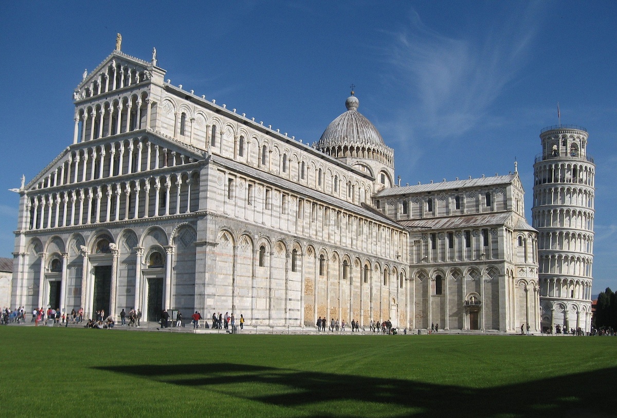 Пизанский собор, вид с запада, главный фасад и Пизанская башня (на заднем плане)