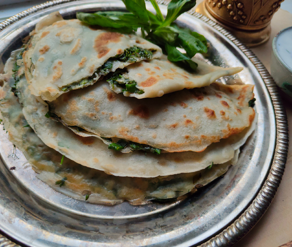 На вкус тесто, конечно, не совсем такое, как у лепёшек: мне напомнило жареные пельмешки 😋