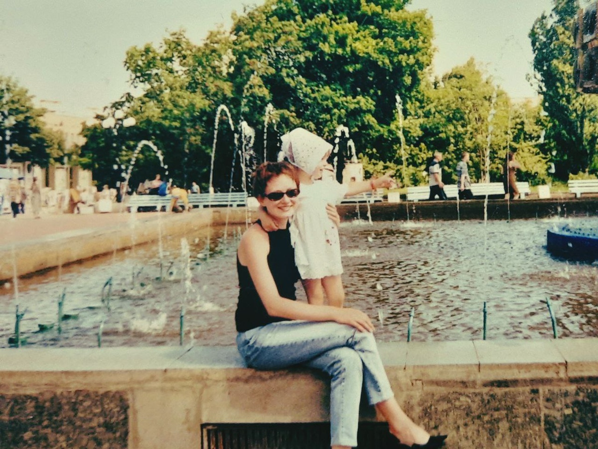 Я с племяшкой. Мне 18-19 лет и я еще уверена, что буду переводчиком или лингвистом.