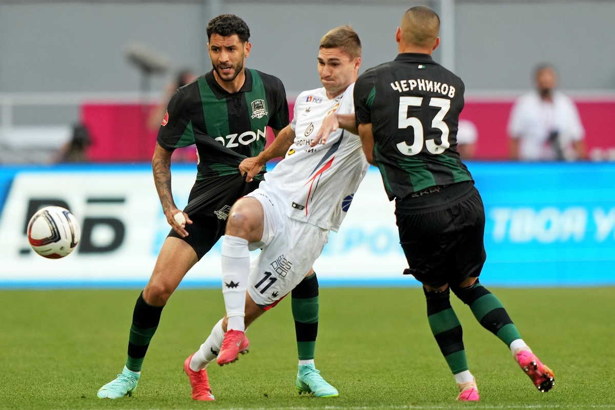    Витор Тормена (Краснодар), Тамерлан Мусаев (ЦСКА) и Александр Черников (Краснодар)/Александр Вильф/ РИА Новости