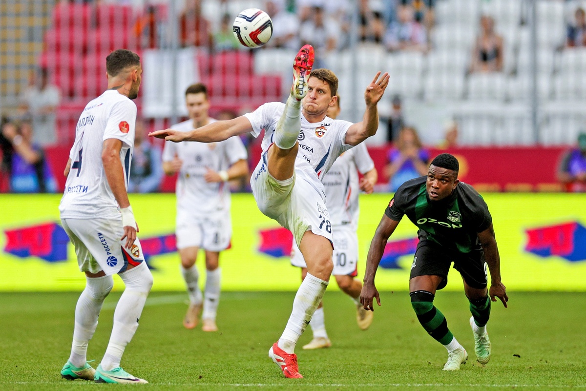    Защитник ЦСКА Игорь Дивеев (в центре) забил единственный мяч в матче за Суперкубок./Михаил Синицын / ТАСС