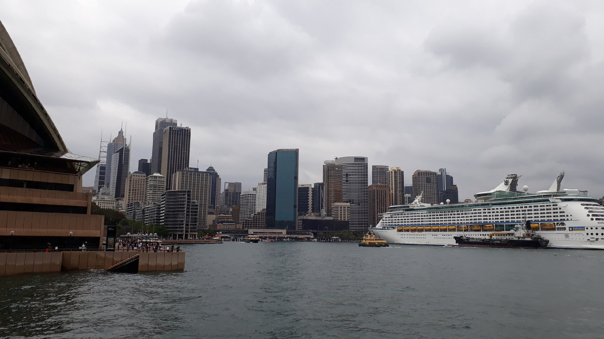 Круизные лайнеры, пришвартованные прямо рядом с домами, производят невероятное впечатление.