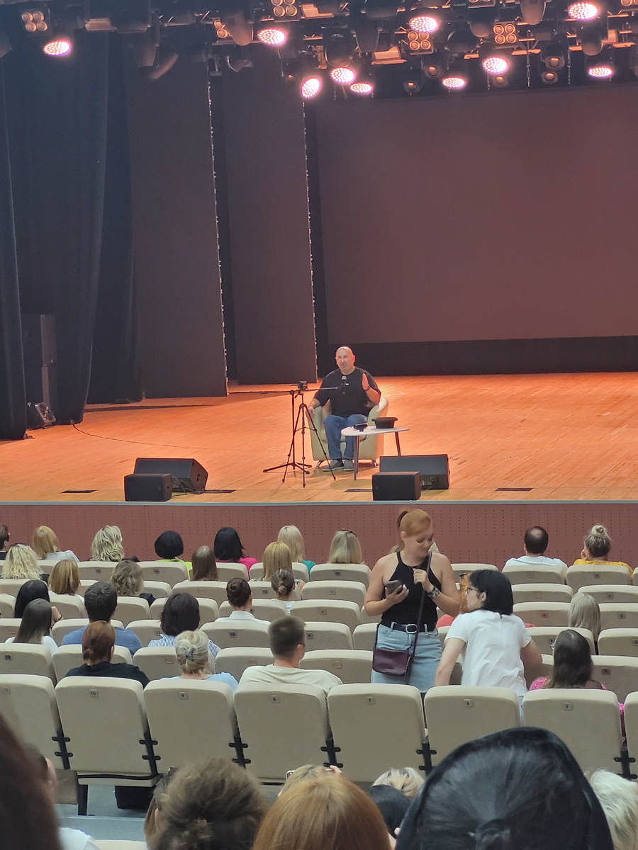 Рассадка на передних рядах неполная, а сзади гораздо плотнее. Поклонницы Сатьи не только нарядные, но и экономные