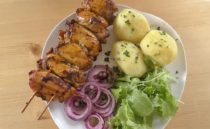 Сочная курица на шпажках в особом маринаде: секрет нежнейшего вкуса и хрустящей корочки