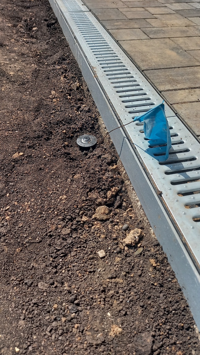 Для нашего удобства поставили флажки чтобы мы подрезали газон