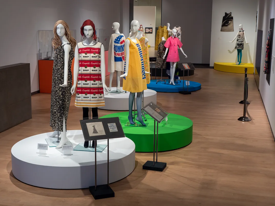 Вид инсталляции выставки «Поколение Paper: Быстрая мода 1960-х» © Художественный музей Феникса