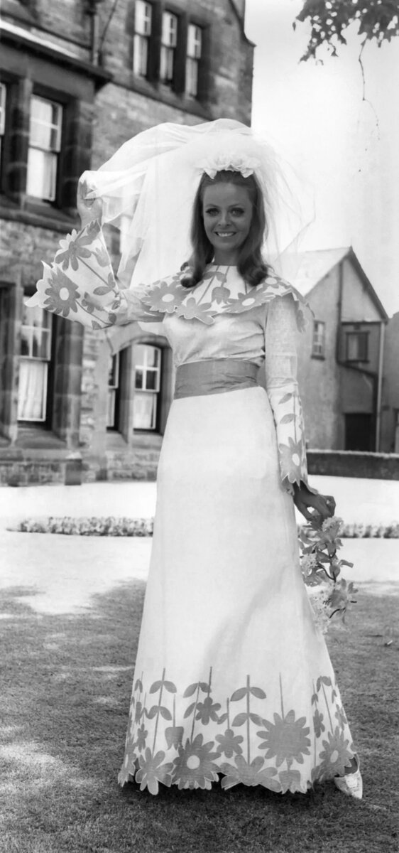 Дженни Кроу в бумажном свадебном платье в 1969 году