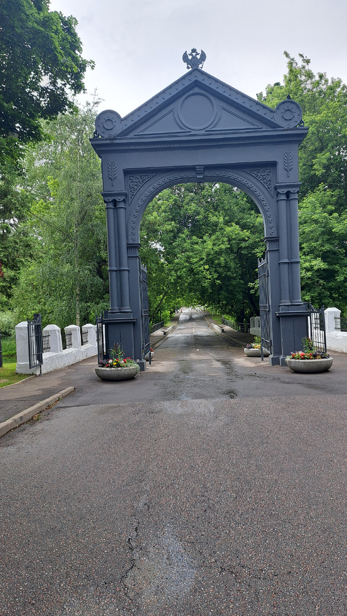 Чугунная арка на месте въезда на остров Измайловский. Построена в 1859 году по проекту Константина Тона на деньги купца Сорокина. 