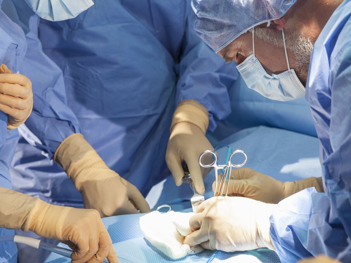    Группа врачей проводит операцию© Depositphotos.com / spotmatikphoto