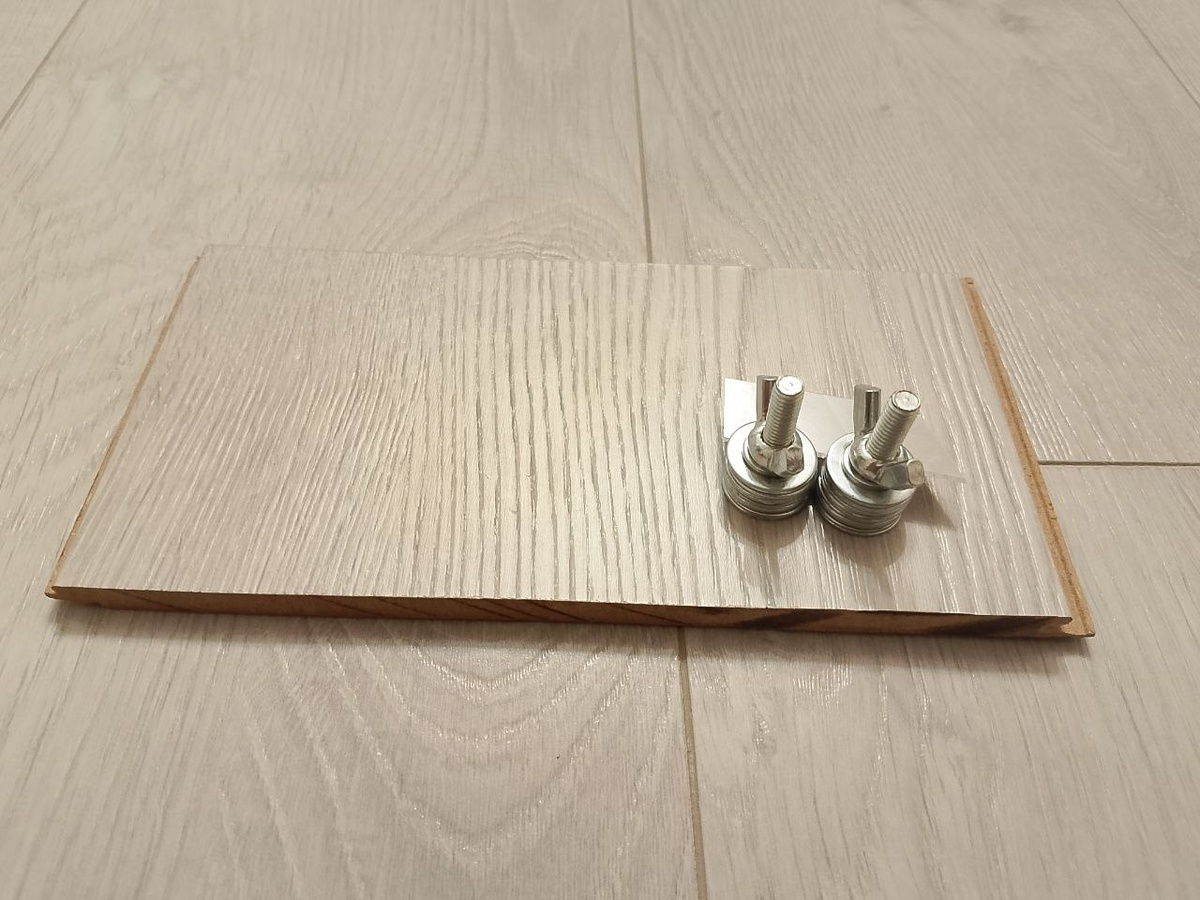 Бутылкорез из двух винтов, шайб и лезвия