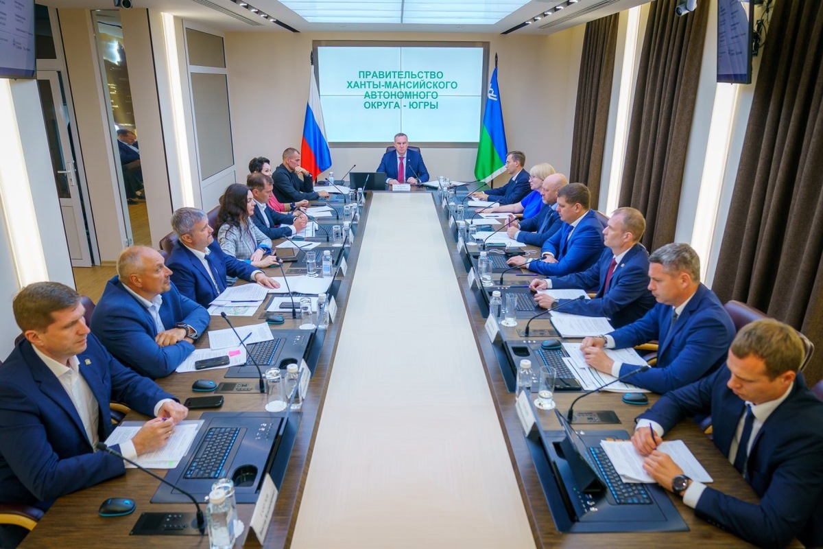    Во время визита в Сургутский район Руслан Кухарук провел выездное заседание правительства Югры