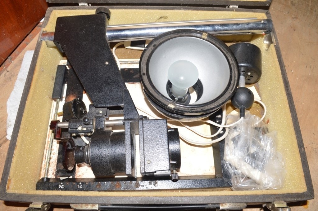 Мой фотоувеличитель "УПА-510" в разобранном виде. Рамка хранит память о последней печати - коричневые следы реактивов.