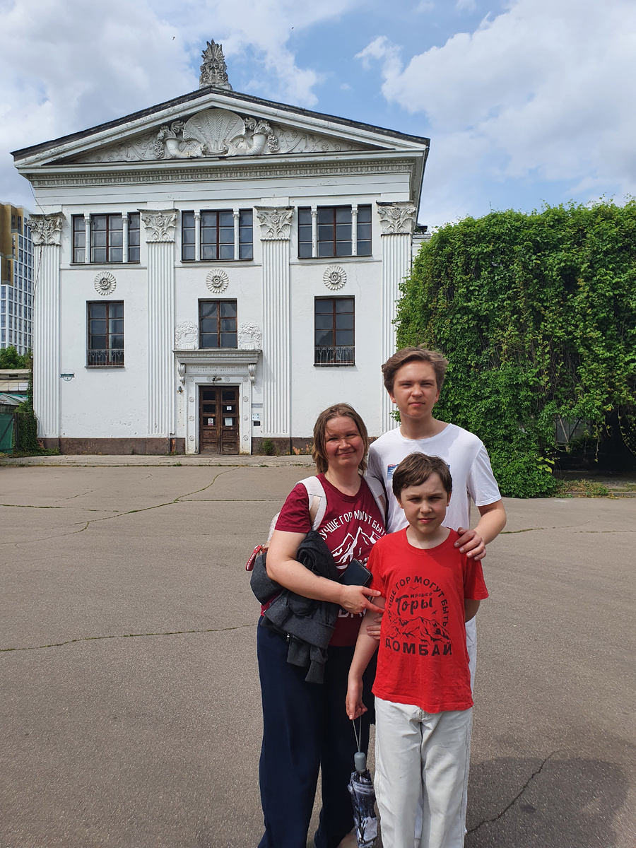 Около входа в Ботанический сад. Листайте вправо, чтобы увидеть вид с улицы на Ботанический сад