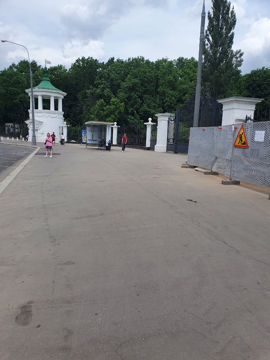 Вид с улицы на Ботанический сад. Листайте вправо, чтобы увидеть план-схемы Ботанического сада