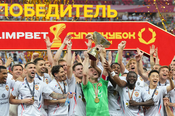 Игроки и тренерский штаб ПФК ЦСКА на церемонии награждения после окончания матча Суперкубка России 2025 по футболу в Казани, 12 июля 2025 года / Александр Вильф/РИА Новости  