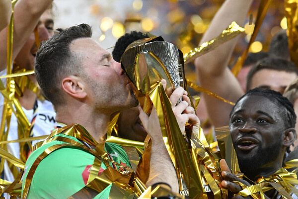    Игроки и тренерский штаб ПФК ЦСКА на церемонии награждения после окончания матча Суперкубка России 2025 по футболу в Казани, 12 июля 2025 года / Максим Богодвид/РИА Новости