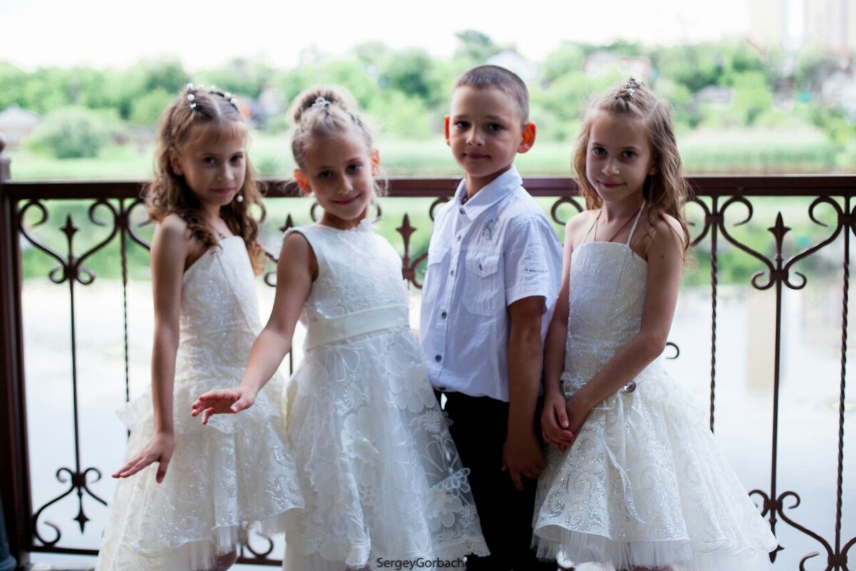 Мой сын с одногруппницами (сзади приток Дона).  Ресторан "Донская роща" г. Ростов-на-Дону