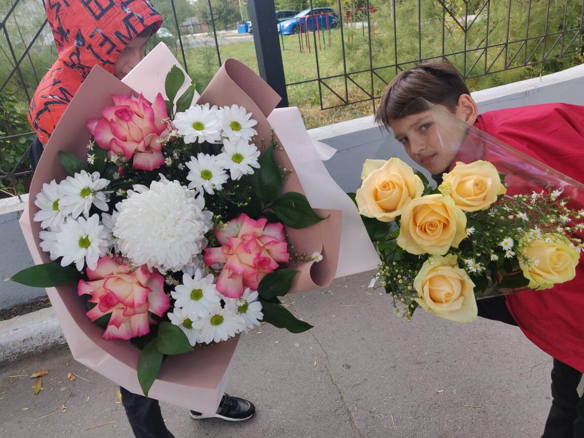 Готовлюсь к поздравлениям с 1 сентября. Хорошо есть дети, помогут.