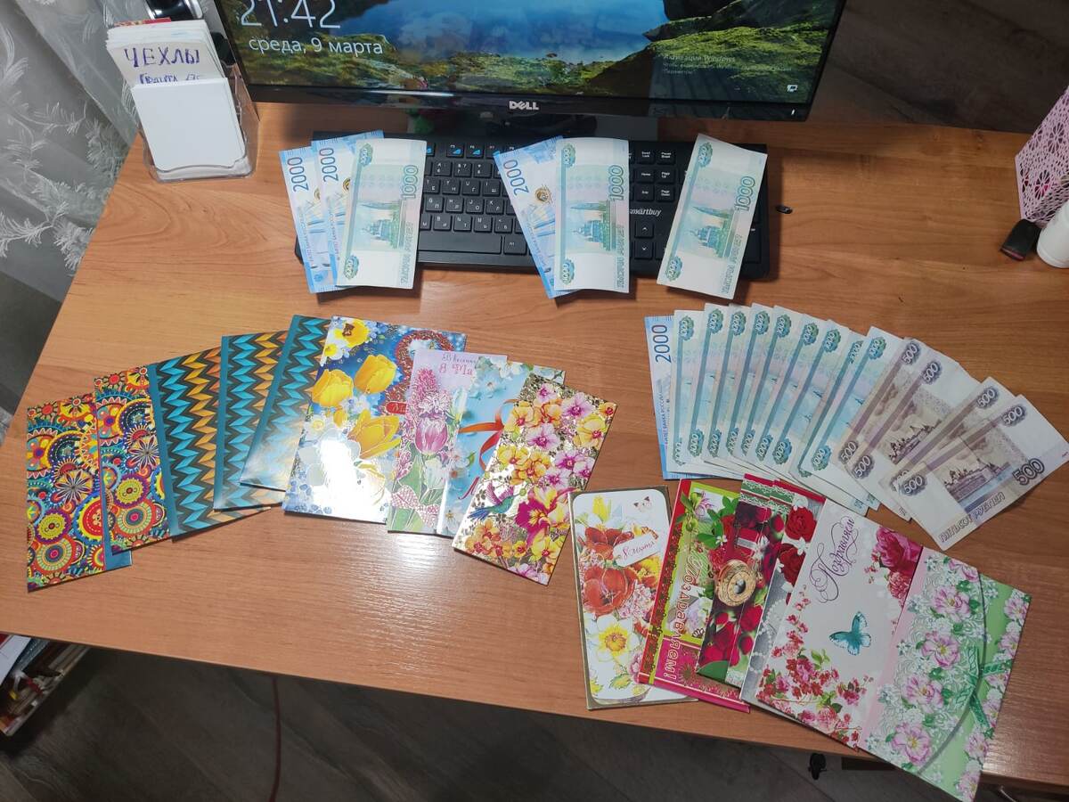 Готовлюсь к поздравлениям с 8 марта от лица всего класса, обычно желающих принять участие в подготовке и поздравлениям не было...