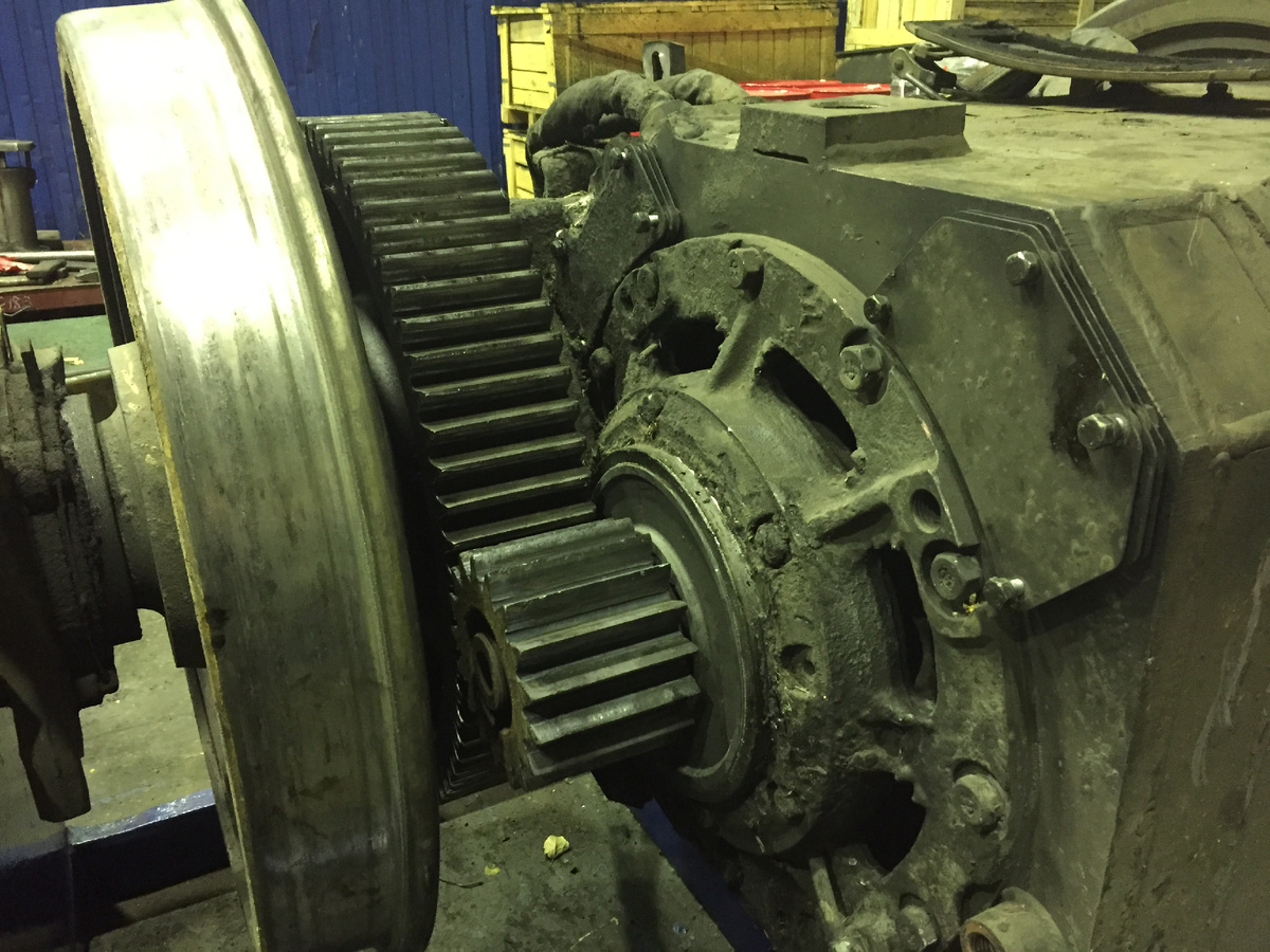 Тяговый электродвигатель передает вращение на колесную пару локомотива через одноступенчатый редуктор