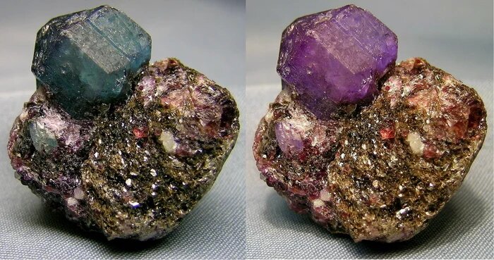 Кристалл александрита при естественном (слева) и искусственном (справа) освещении. Изумрудные копи Урала. Фото А.А. Ускова. Из публикации https://www.geokniga.org/books/31672