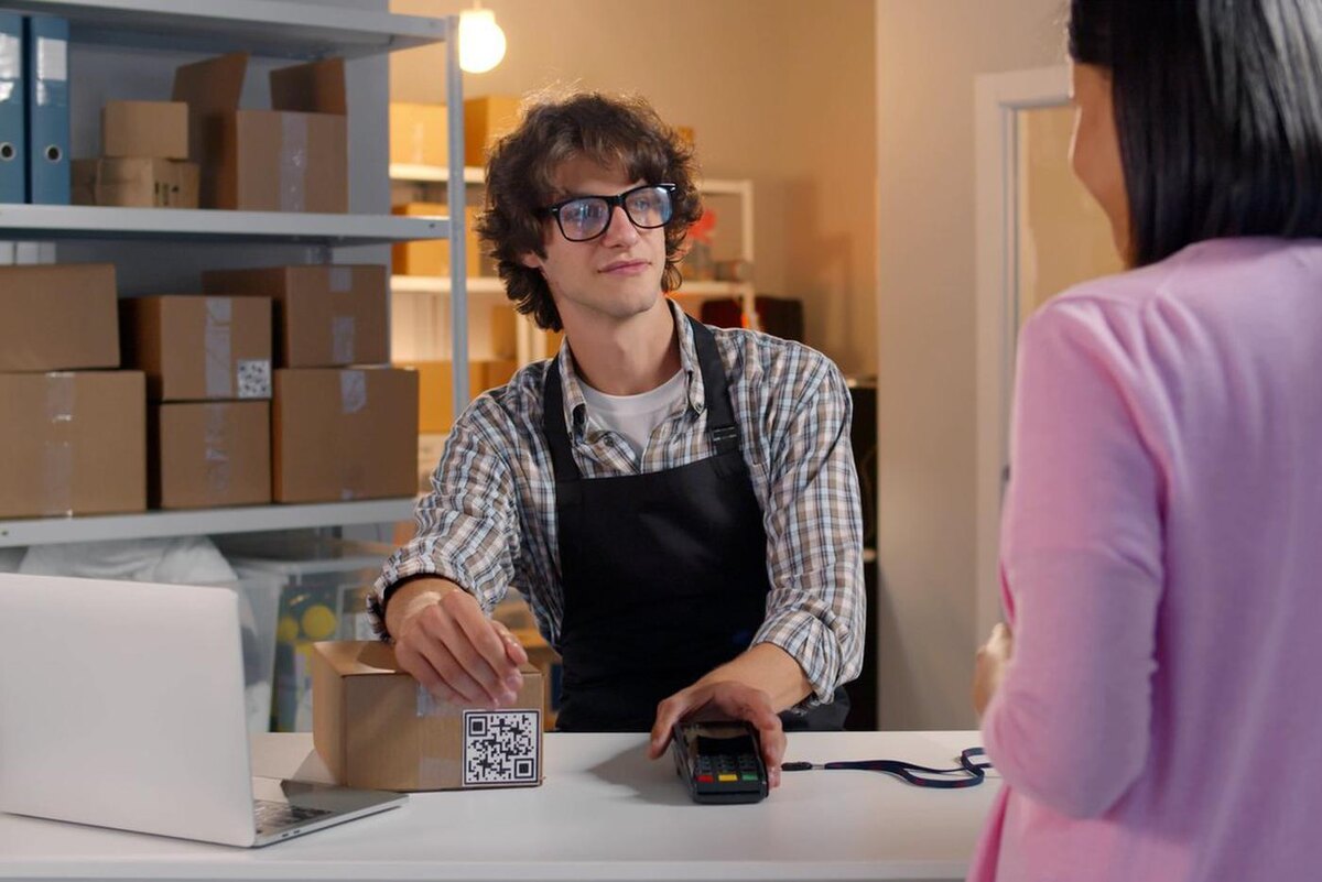 Выдача заказов в маркетплейсах кажется простой работой. На деле она связана со множеством неприятных моментов. @nimito / Shutterstock