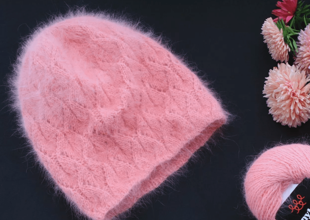 По фотографии видно, насколько нежной и шелковистой получается женская шапка из ангоры