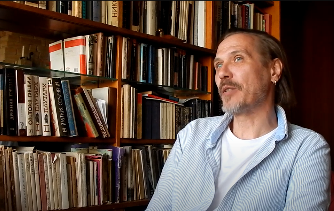 Евгений Скуковский, клавишник группы ПРОМЫШЛЕННАЯ АРХИТЕКТУРА (1988 – 1989). Скриншот видеозаписи с ютуб-канала "Еноты в поисках упавшей звезды"