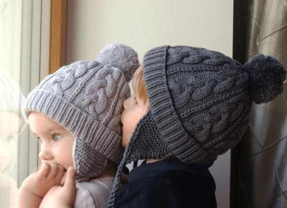 Шапочка из кос смотрится очень мило