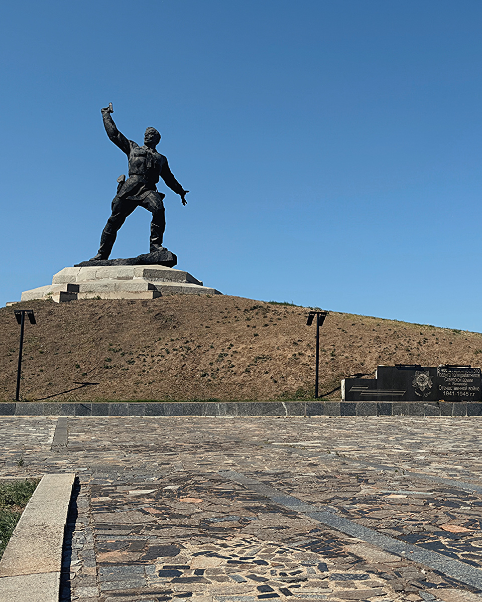 Монумент «Комбат» на Бахмутском шляхе в ЛНР